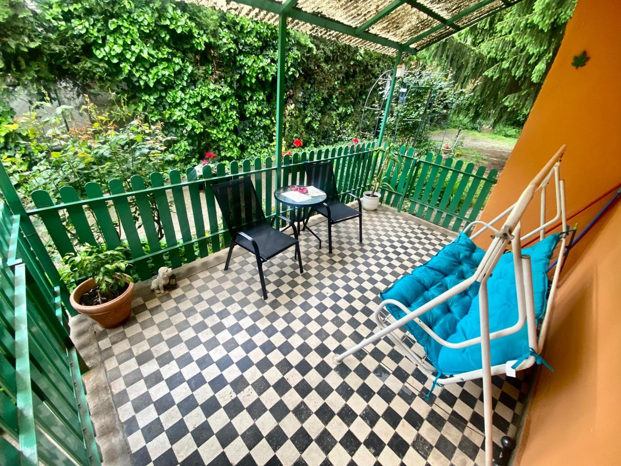 Grany'S Retro Guesthouse Near Budapest Airport 韦切什 外观 照片